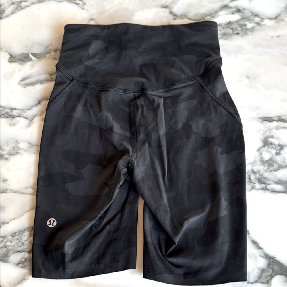 Lululemon Black Camo High Rise Biker Gym Yoga Shorts Women’s Size 0